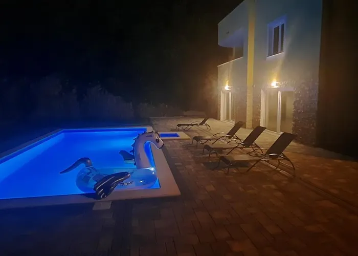 Villa Ela With Private Pool Lejlighed
