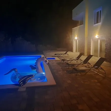 Ela With Private Pool Апартаменты